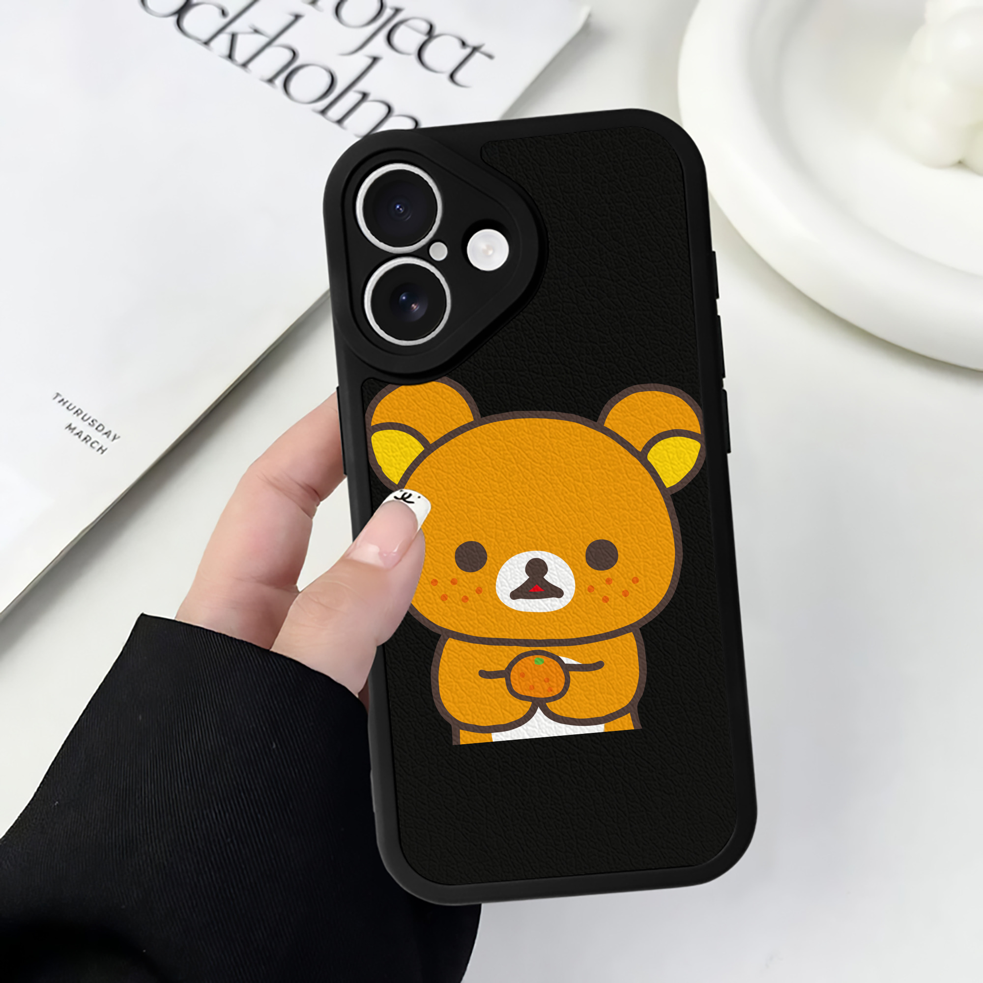 （画像用） リラックマ リラックマ キイロイトリ Rilakkuma Korilakkuma Kiiroitori 【iPhone 16シリーズ対応】シリコンスマホケース（レザー調） 材質：シリコン